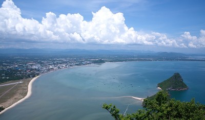 从高洛姆穆克山鸟瞰奥玛瑙湾和奥玛瑙海滩。2019年10月14日，泰国。