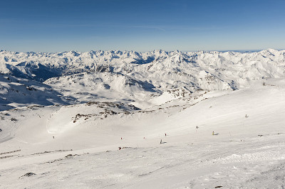 高山冬季度假胜地的滑雪场