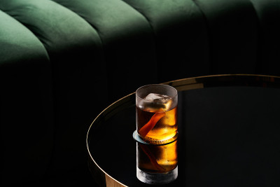 在夜总会餐厅的玻璃桌上放着新鲜的鸡尾酒杯