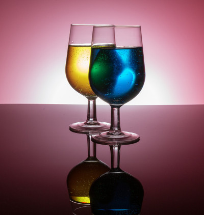 盛满彩色液体的酒杯