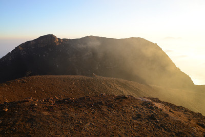 日落时分，意大利西西里岛的斯特龙博利火山顶峰