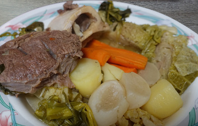 法式炖肉，配肉和各种蔬菜