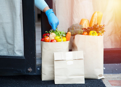 食品服务提供者戴着口罩。待在家里，减少covid-19病毒的传播。