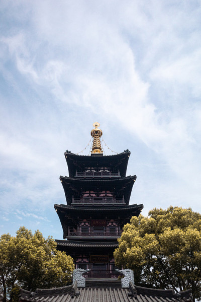 中国苏州，树木之上的中国传统宝塔