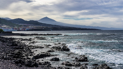岩石海滩，可以看到火山