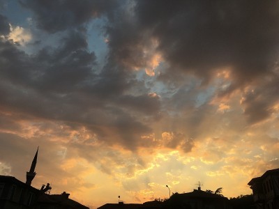 天空和一个小镇
