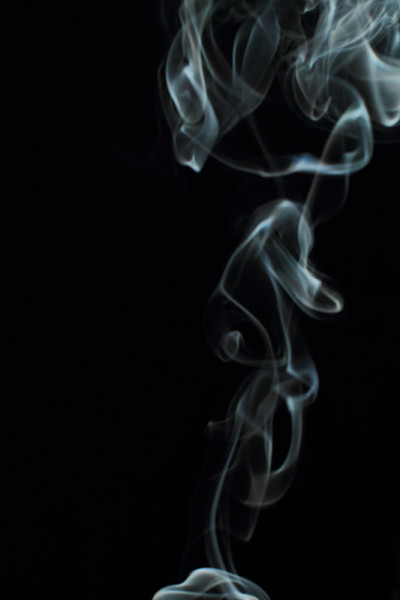 黑色背景上的白色烟雾纹理