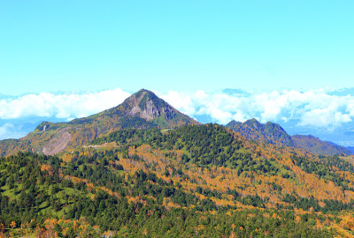 日本北部阿尔卑斯山脉Kasagadake山的秋天