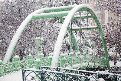 绿钢桥被雪覆盖