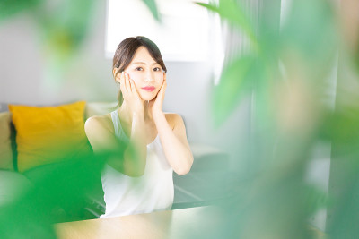 年轻的女人在她的房间里照顾她的皮肤