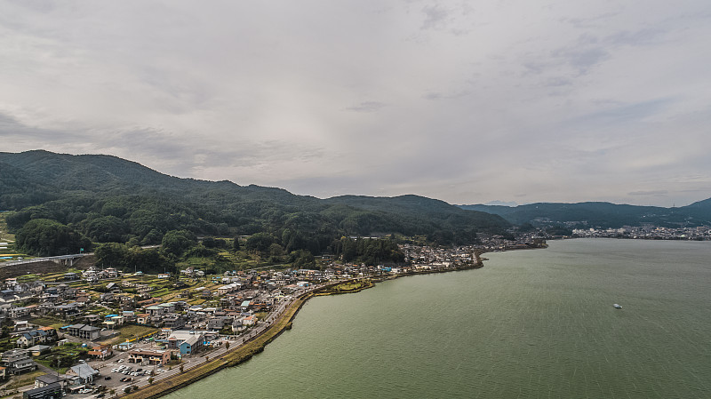 无人机拍摄的苏瓦湖和基索山脉。日本长野