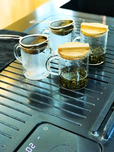 上面有玻璃杯和滤茶器，用来泡茶
