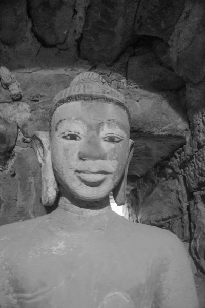 在缅甸Mrauk U，一尊佛像和当地人在一起