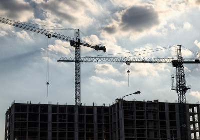 建筑工人们正在建筑工地上干活