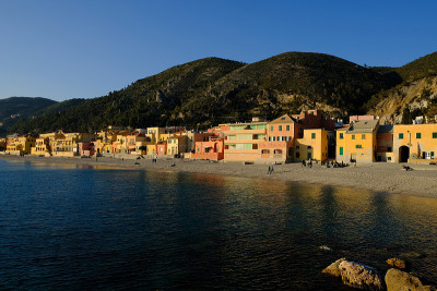 利古里亚海岸的色彩和地中海的varigotti