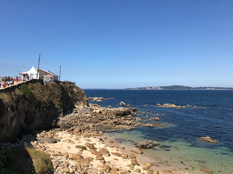 Sanxenxo, Pontevedra /西班牙- 2018年8月26日:在阳光明媚的夏日，从一座