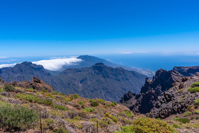 加那利群岛，拉帕尔马，塔布里恩特火山口，从小径到Roque de los Muchachos山顶的景