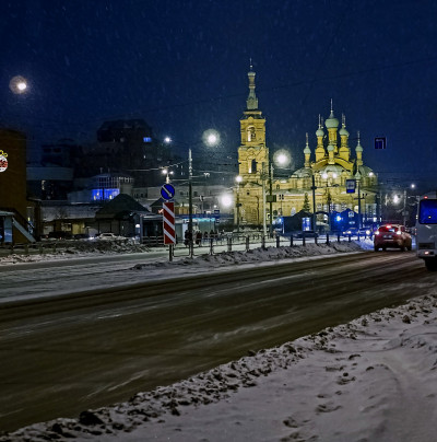 下雪天的车里雅宾斯克，基洛夫大街上的圣三一教堂的建筑夜景