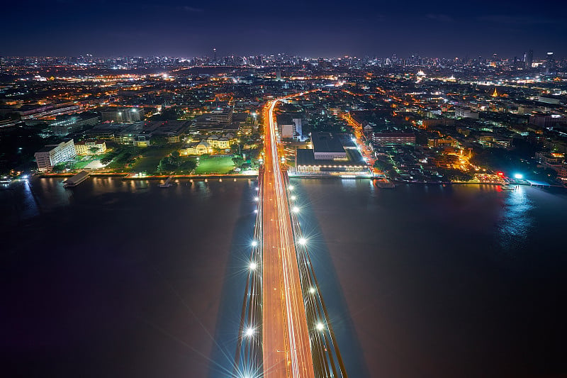 夜景城市景观，灯光桥通往大都市和河流