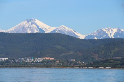 阿瓦钦斯基火山和科泽尔斯基火山耸立在堪察特斯基的彼得罗巴甫洛夫斯克市