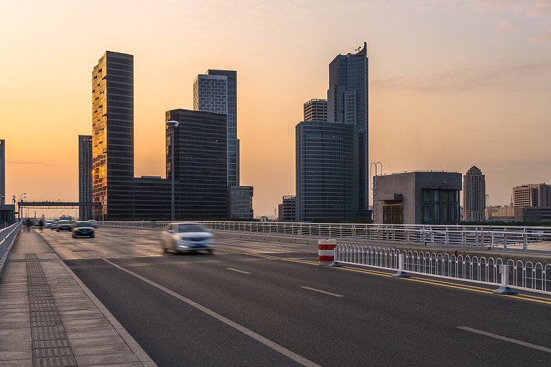 交通高速公路上，以城市为背景，天津