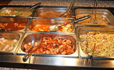 自助中餐馆里装满食物的托盘