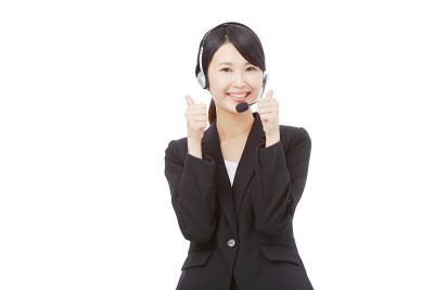 亚洲女性竖起大拇指的手势
