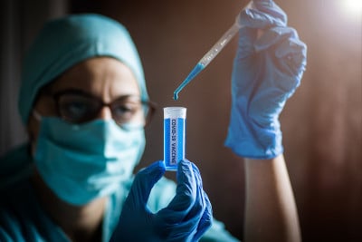 护士使用移液管和接受冠状病毒肺炎疫苗者