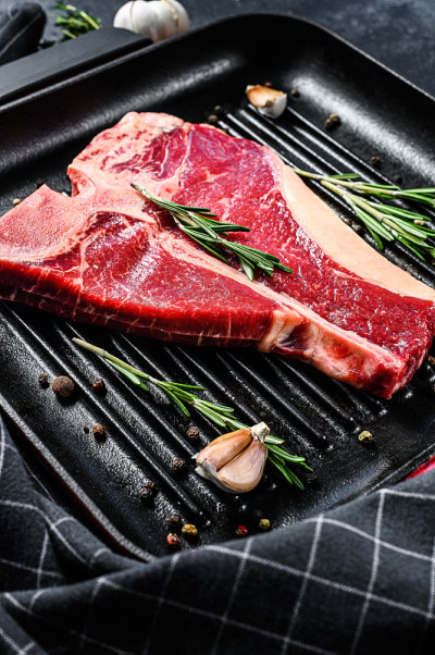 餐馆生牛排。有机肉牛肉。黑色背景。俯视图