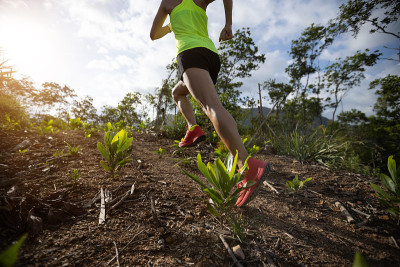 女子trail runner跑到日出热带森林山顶