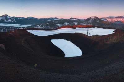 在一个阳光明媚的日子里，从拉森火山国家公园的火山渣锥顶部看到的彩绘沙丘，以熔岩床、裸露的、崎岖的地形