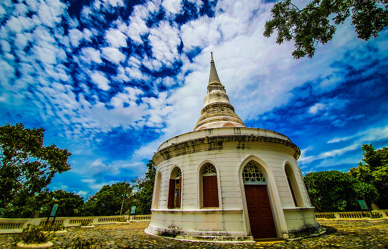 白色的泰国佛寺，美丽的天空