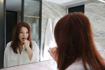 女性牙科保健浴室