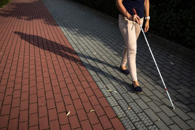 走在城市街道上的盲人妇女