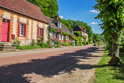 Gerberoy，村子的主要街道和半木质的房子。瓦兹。皮卡第。Hauts-de-France