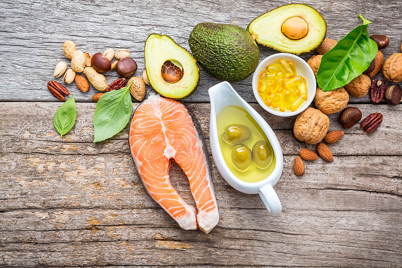 选择含有omega - 3和不饱和脂肪的食物来源。超级食物高维生素e和膳食纤维的健康食品。杏仁，山核