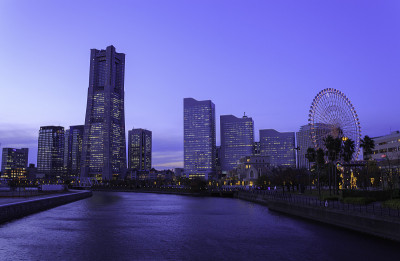暮色中的横滨Minatomirai摩天大楼