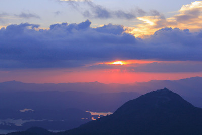 橘色的夕阳照在山上