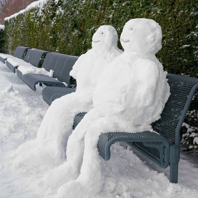 雪人和女雪人在公园的长椅上