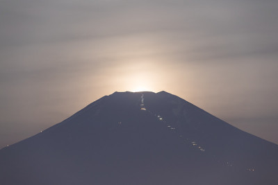 夏夜，月亮落在富士山的山顶上