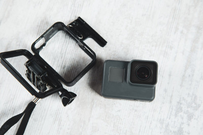 白色木桌上放着Gopro