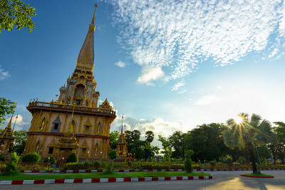 普吉岛最重要的佛教寺庙是在泰国普吉岛的查隆寺(Wat Chalong)，或正式的查雅塔拉拉姆寺(Wa