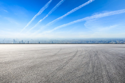 上海城市天际线和沥青赛道的地面风景