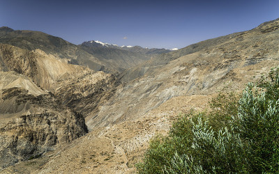 沿喜马拉雅山谷与雪山在远处。Nako,印度。