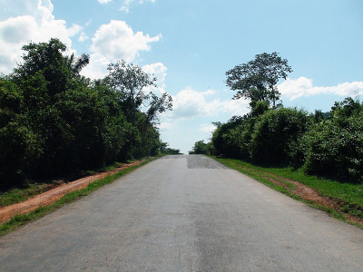 在古巴旅行时的空旷道路场景