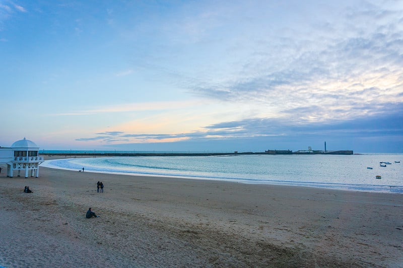 全景式的Playa de la Caleta，加的斯在春天的一天，西班牙