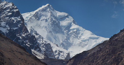 兴都库什山脉的雪峰。瓦罕走廊,塔吉克斯坦。在亚洲旅行。