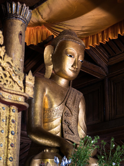 这是缅甸掸邦仰光派依寺内的金佛
