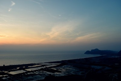 日出时，海边的土地和村庄