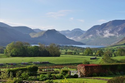清晨的春天雾在Buttermere, Crummock水和山峰周围的大山墙和干草堆，英国湖区